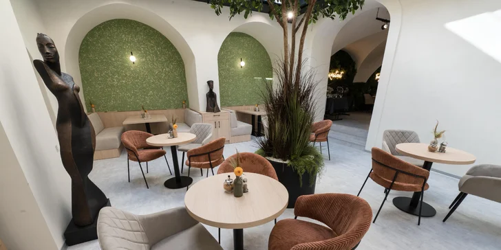 Rozmazlete se: káva nebo horká čokoláda a zákusek v kavárně RestArt