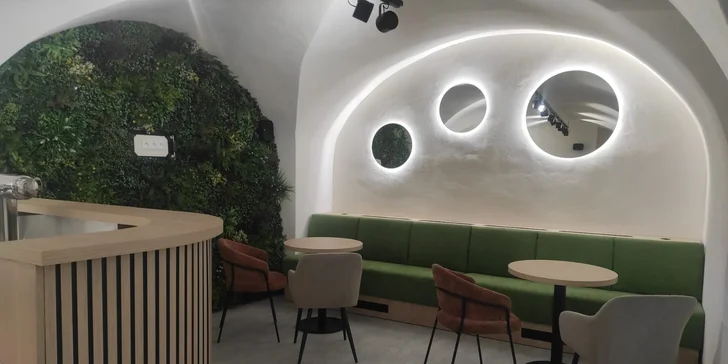 Rozmazlete se: káva nebo horká čokoláda a zákusek v kavárně RestArt