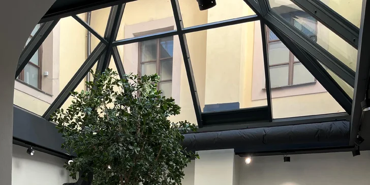 Rozmazlete se: káva nebo horká čokoláda a zákusek v kavárně RestArt