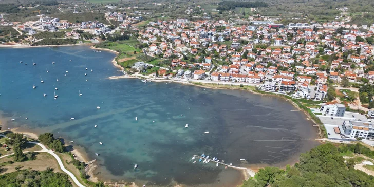 Apartmán v Chorvatsku jen 700 m od pláže, s kuchyní, klimatizací a bazénem