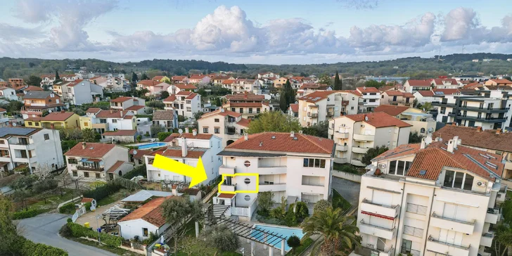 Apartmán v Chorvatsku jen 700 m od pláže, s kuchyní, klimatizací a bazénem