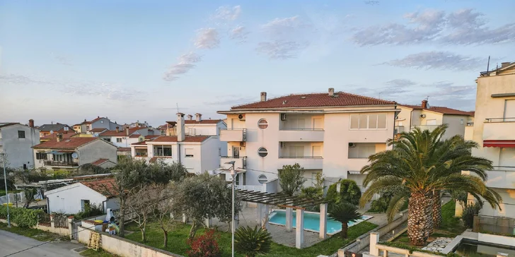 Apartmán v Chorvatsku jen 700 m od pláže, s kuchyní, klimatizací a bazénem