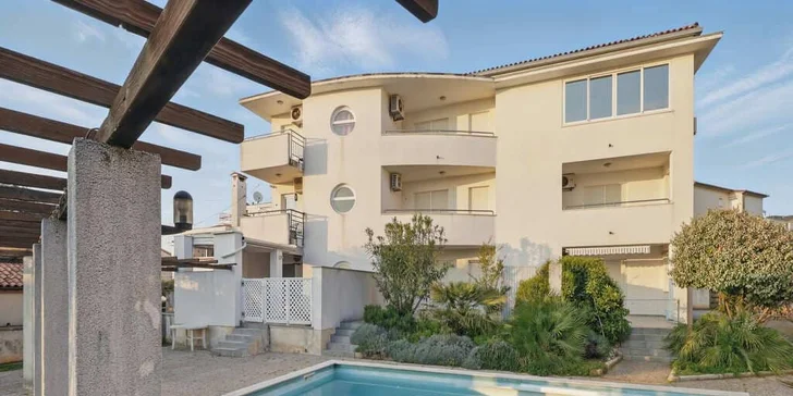 Apartmán v Chorvatsku jen 700 m od pláže, s kuchyní, klimatizací a bazénem