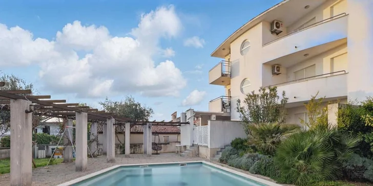 Apartmán v Chorvatsku jen 700 m od pláže, s kuchyní, klimatizací a bazénem