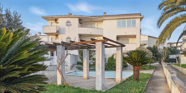 Apartmán v Chorvatsku jen 700 m od pláže, s kuchyní, klimatizací a bazénem