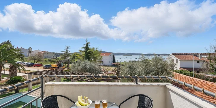 Apartmán v Chorvatsku jen 700 m od pláže, s kuchyní, klimatizací a bazénem