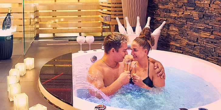 Balíčky plné romantiky pro dva: vícechodová večeře i s lahví sektu a privátním wellness