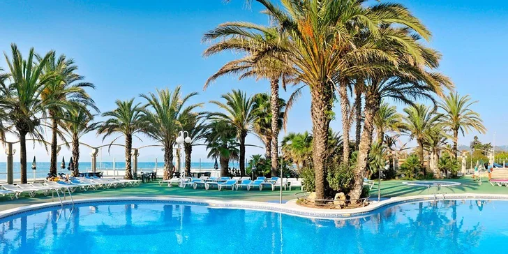 Costa Brava letecky: hotel Caprici**** přímo u pláže, bazén, polopenze i animační program