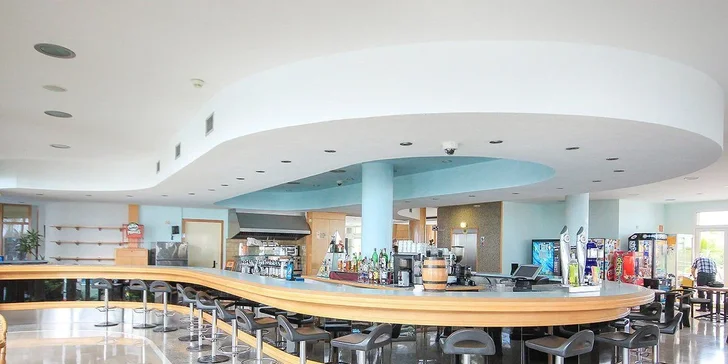 Costa Brava letecky: hotel Caprici**** přímo u pláže, bazén, polopenze i animační program