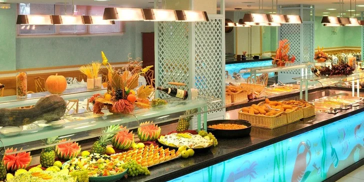 Costa Brava letecky: hotel Caprici**** přímo u pláže, bazén, polopenze i animační program