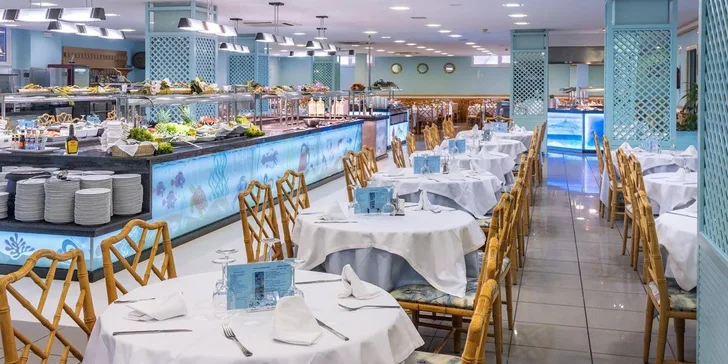 Costa Brava letecky: hotel Caprici**** přímo u pláže, bazén, polopenze i animační program