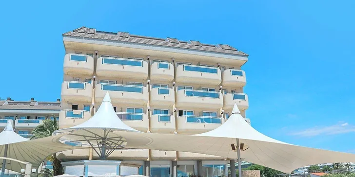 Costa Brava letecky: hotel Caprici**** přímo u pláže, bazén, polopenze i animační program