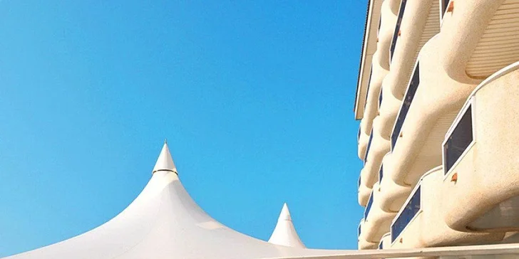 Costa Brava letecky: hotel Caprici**** přímo u pláže, bazén, polopenze i animační program