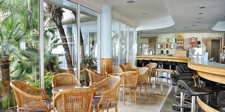 Costa Brava letecky: hotel Caprici**** přímo u pláže, bazén, polopenze i animační program