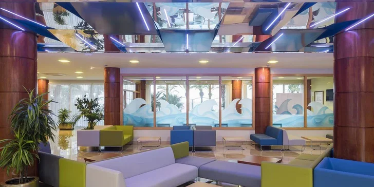 Costa Brava letecky: hotel Caprici**** přímo u pláže, bazén, polopenze i animační program