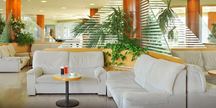 Costa Brava letecky: hotel Caprici**** přímo u pláže, bazén, polopenze i animační program