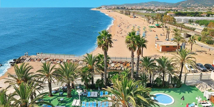 Costa Brava letecky: hotel Caprici**** přímo u pláže, bazén, polopenze i animační program