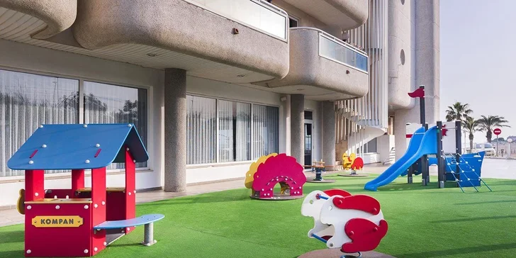 Costa Brava letecky: hotel Caprici**** přímo u pláže, bazén, polopenze i animační program