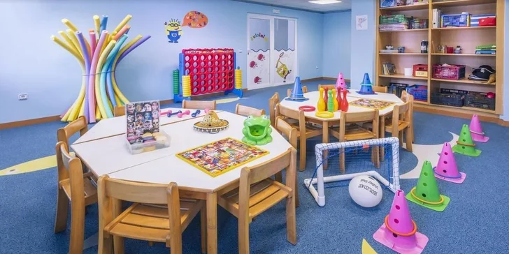 Costa Brava letecky: hotel Caprici**** přímo u pláže, bazén, polopenze i animační program