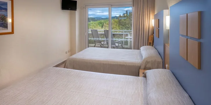 Costa Brava letecky: hotel Caprici**** přímo u pláže, bazén, polopenze i animační program