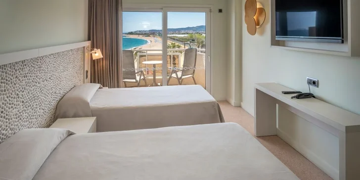 Costa Brava letecky: hotel Caprici**** přímo u pláže, bazén, polopenze i animační program