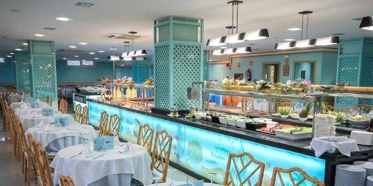 Costa Brava letecky: hotel Caprici**** přímo u pláže, bazén, polopenze i animační program