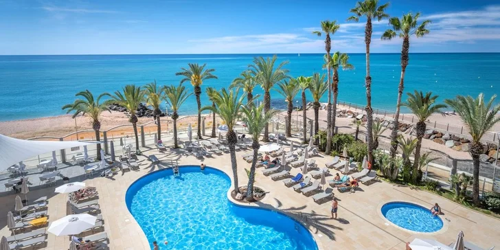 Costa Brava letecky: hotel Caprici**** přímo u pláže, bazén, polopenze i animační program