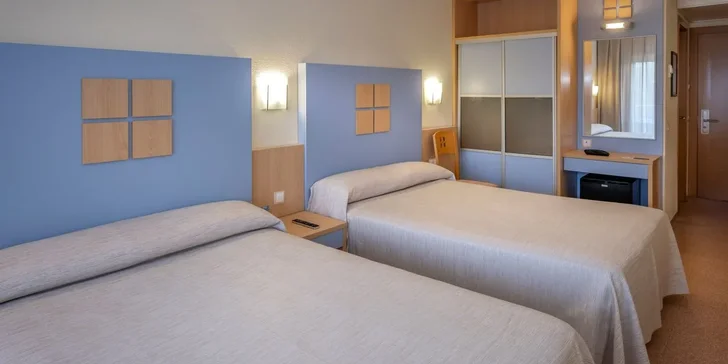 Costa Brava letecky: hotel Caprici**** přímo u pláže, bazén, polopenze i animační program