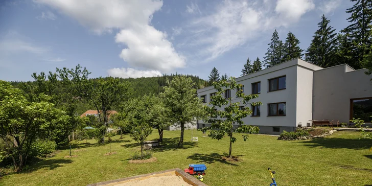 Pobyt v Beskydech až pro 6 osob: třípokojové apartmány, zahrada s posezením