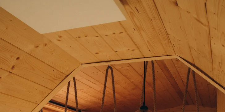 Romantický pobyt ve vybaveném tiny house na východu Čech s koupacím sudem