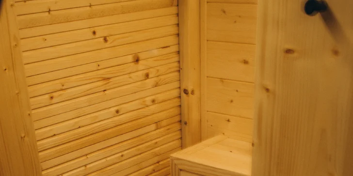 Romantický pobyt ve vybaveném tiny house na východu Čech s koupacím sudem