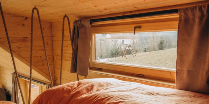 Romantický pobyt ve vybaveném tiny house na východu Čech s koupacím sudem