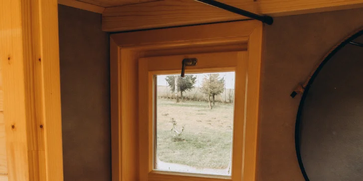 Romantický pobyt ve vybaveném tiny house na východu Čech s koupacím sudem