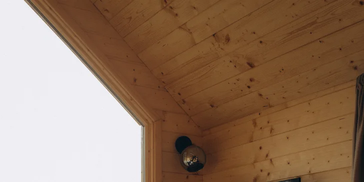 Romantický pobyt ve vybaveném tiny house na východu Čech s koupacím sudem