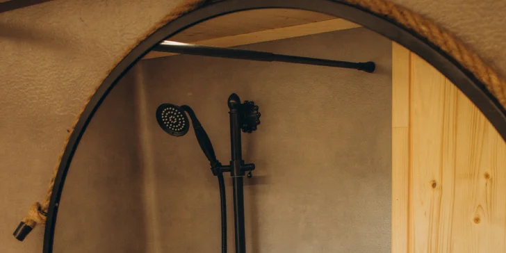 Romantický pobyt ve vybaveném tiny house na východu Čech s koupacím sudem