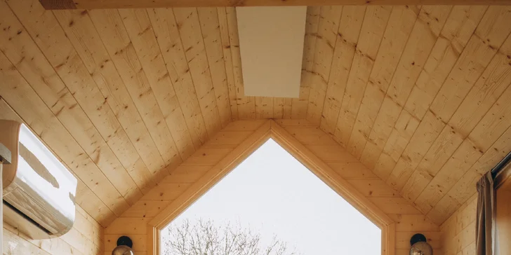 Romantický pobyt ve vybaveném tiny house na východu Čech s koupacím sudem