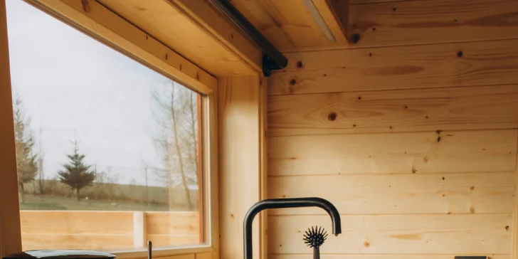 Romantický pobyt ve vybaveném tiny house na východu Čech s koupacím sudem