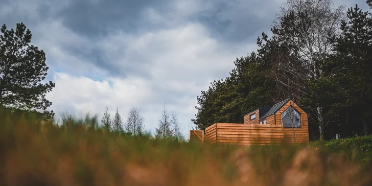 Romantický pobyt ve vybaveném tiny house na východu Čech s koupacím sudem