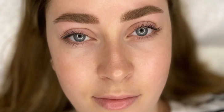 Permanentní make-up obočí pudrovou metodou nebo akvarelových rtů