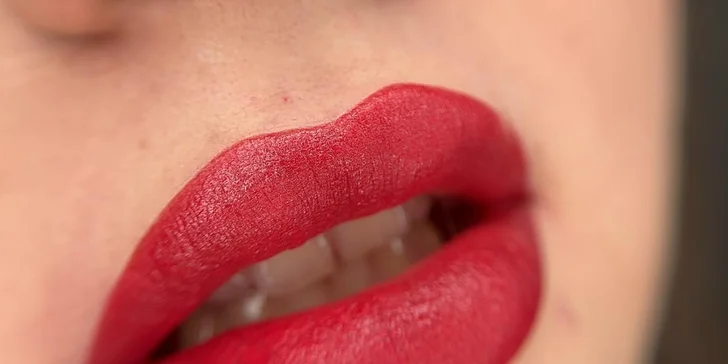 Permanentní make-up obočí pudrovou metodou nebo akvarelových rtů