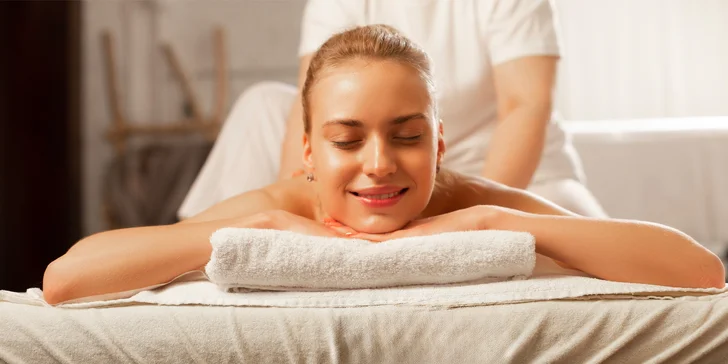 Medová detoxikační či relaxační masáž zad i vč. kosmetického ošetření