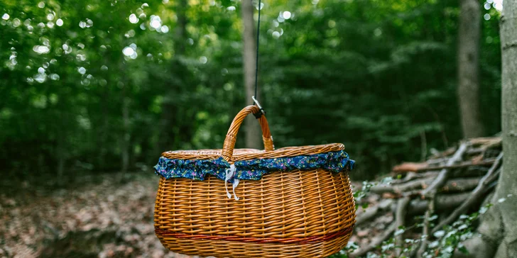Domečky na stromě s výhledem na hrad Krásna Hôrka a snídaní z piknikového košíku servírovanou na terase