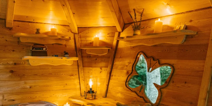 Domečky na stromě s výhledem na hrad Krásna Hôrka a snídaní z piknikového košíku servírovanou na terase