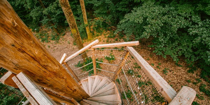 Domečky na stromě s výhledem na hrad Krásna Hôrka a snídaní z piknikového košíku servírovanou na terase