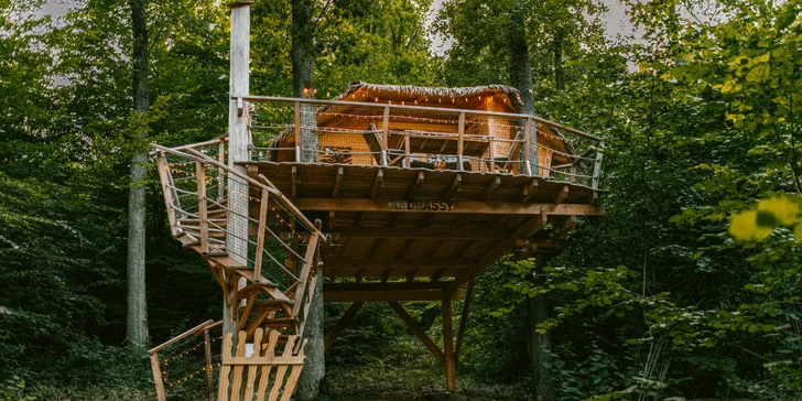 Domečky na stromě s výhledem na hrad Krásna Hôrka a snídaní z piknikového košíku servírovanou na terase