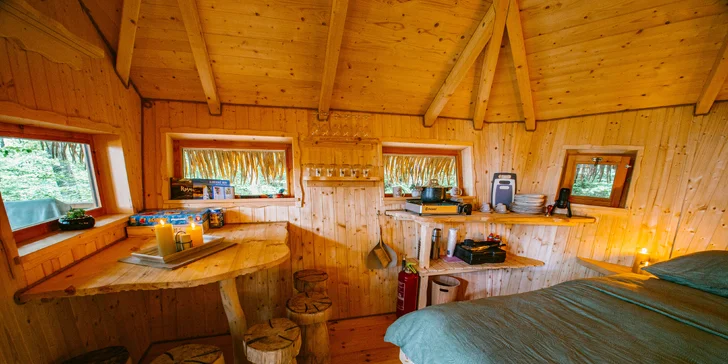 Domečky na stromě s výhledem na hrad Krásna Hôrka a snídaní z piknikového košíku servírovanou na terase