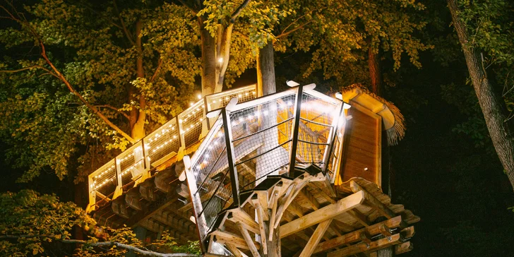 Domečky na stromě s výhledem na hrad Krásna Hôrka a snídaní z piknikového košíku servírovanou na terase