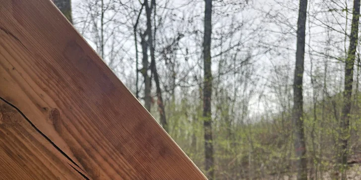 Domečky na stromě s výhledem na hrad Krásna Hôrka a snídaní z piknikového košíku servírovanou na terase