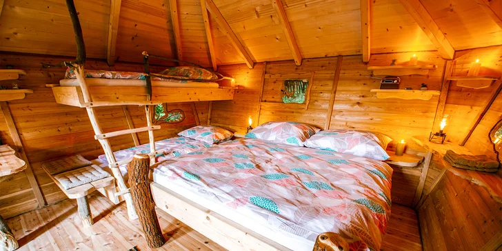 Domečky na stromě s výhledem na hrad Krásna Hôrka a snídaní z piknikového košíku servírovanou na terase