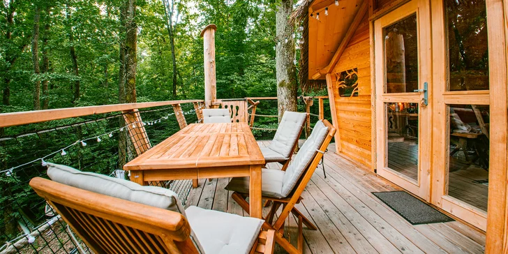 Domečky na stromě s výhledem na hrad Krásna Hôrka a snídaní z piknikového košíku servírovanou na terase